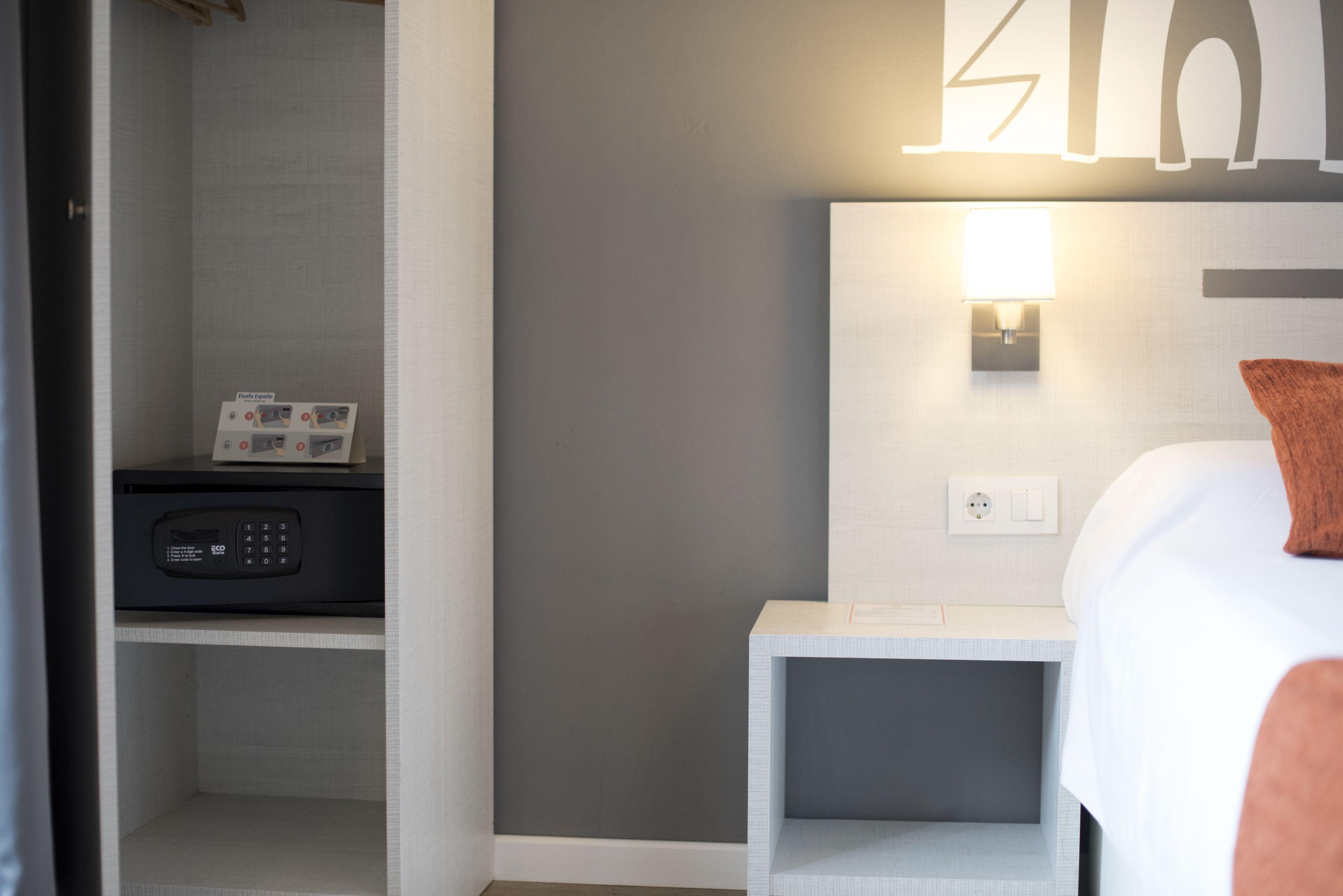Hostal Live Barcelona — Photos 2